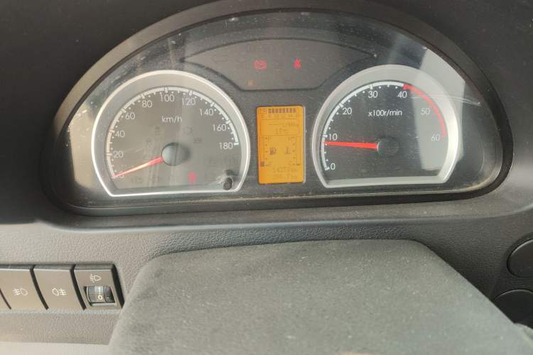 Used Dongfeng Yufeng 2021 2.0T Rear-Drive Logistics Vehicle Short Wheelbase Mid-Roof 5-9 Seaters China VI Standard D20