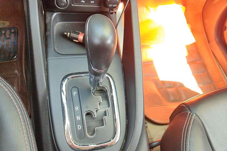 Used CHANGAN CS35 2012 1.6L Automatic Luxury Version China IV Standard Gear Lever