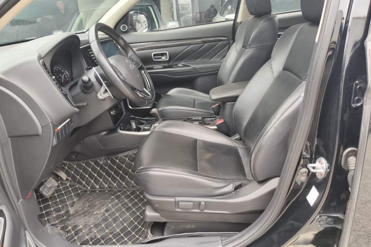 Used Mitsubishi Outlander 2019 2.4L 4x4 Zhi Xiang Edition 7 Seats China VI Standard