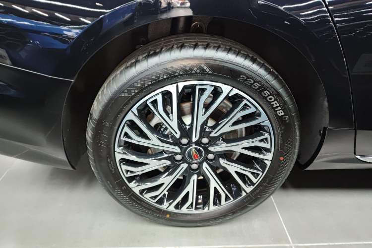 Used Hongqi H5 2025 2.0T Automatic Flag Edition – 500 000 Units Commemorative Version Exterior 5