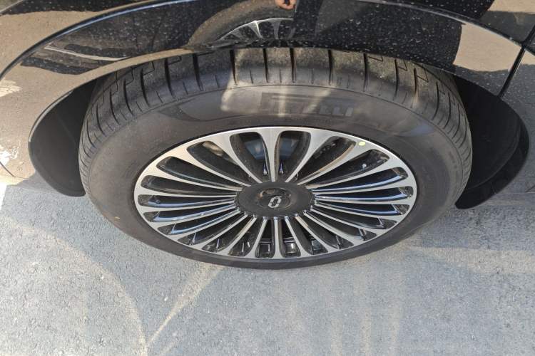 Used Hima AITO M9 2025 Extended-Range Ultra Version 52 kWh 6-Seater Right Rear Wheel Hub