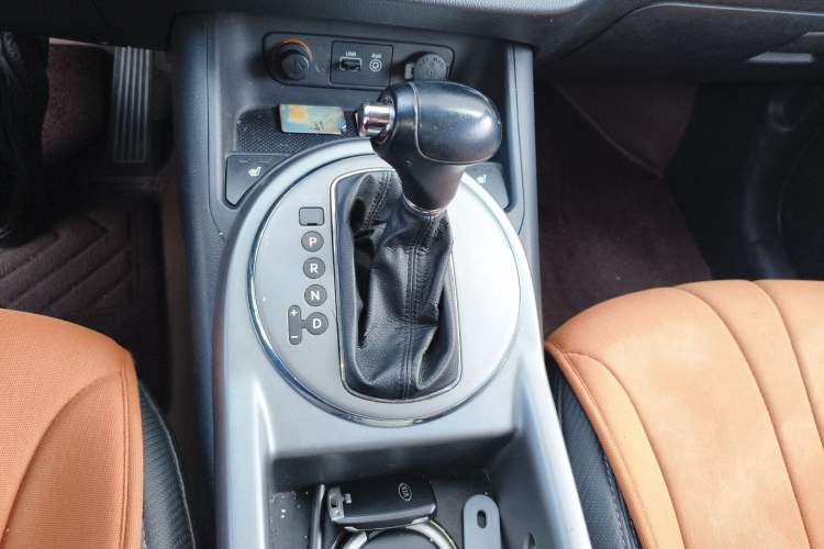 Used Kia Sportage R 2015 2.0L Automatic Two-Wheel Drive DLX Model Gear Lever