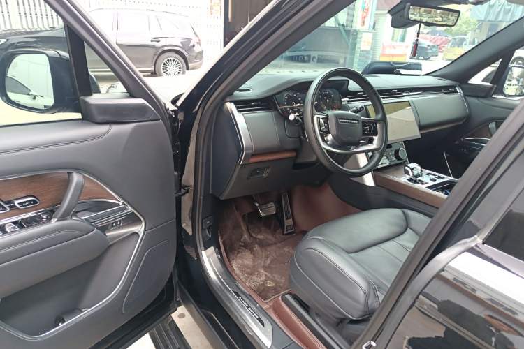 Used Land Rover Range Rover 2023 3.0 L6 400 PS Extended Long-Wheelbase Version