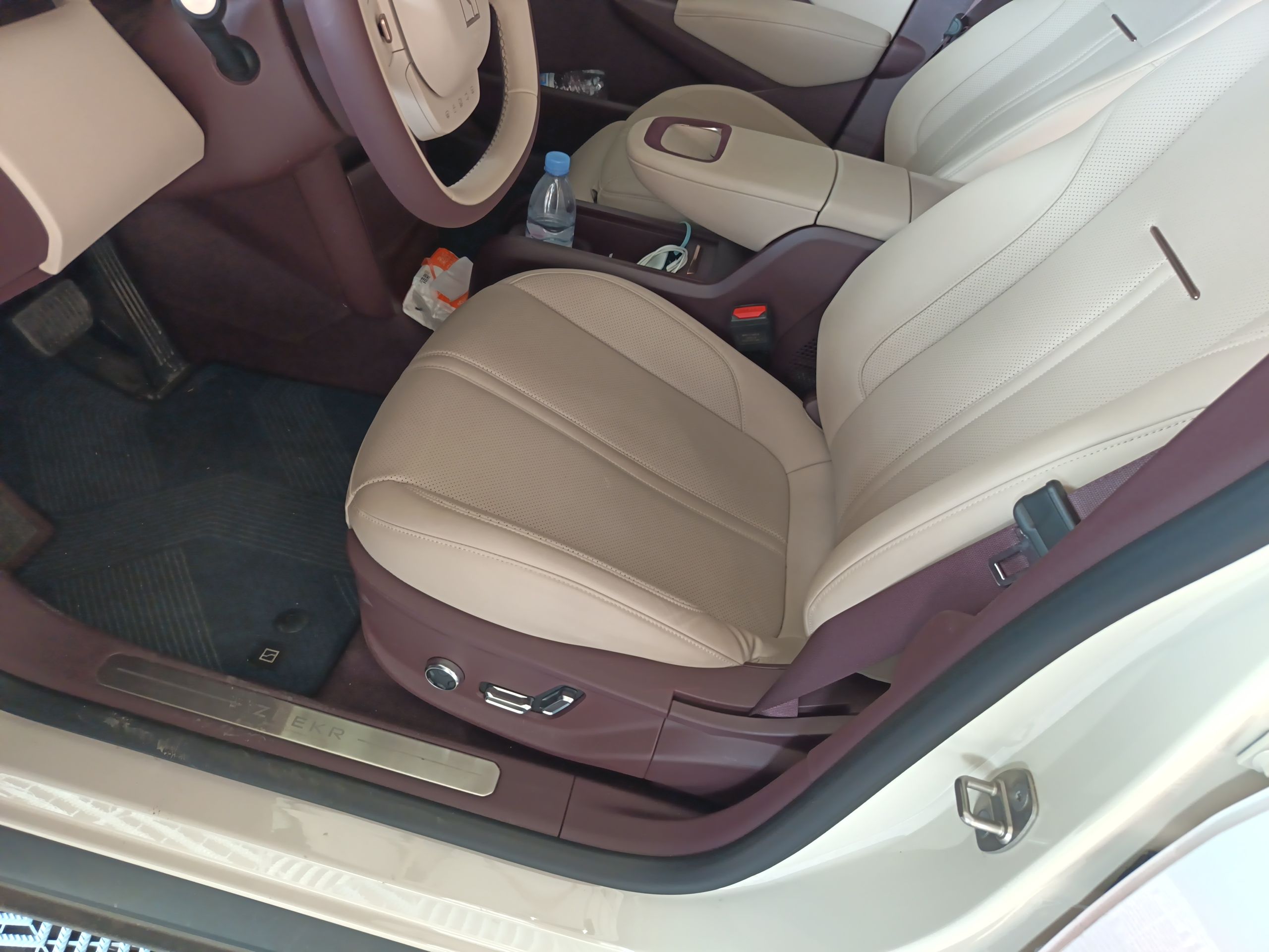 Переднее сиденье в автомобиле