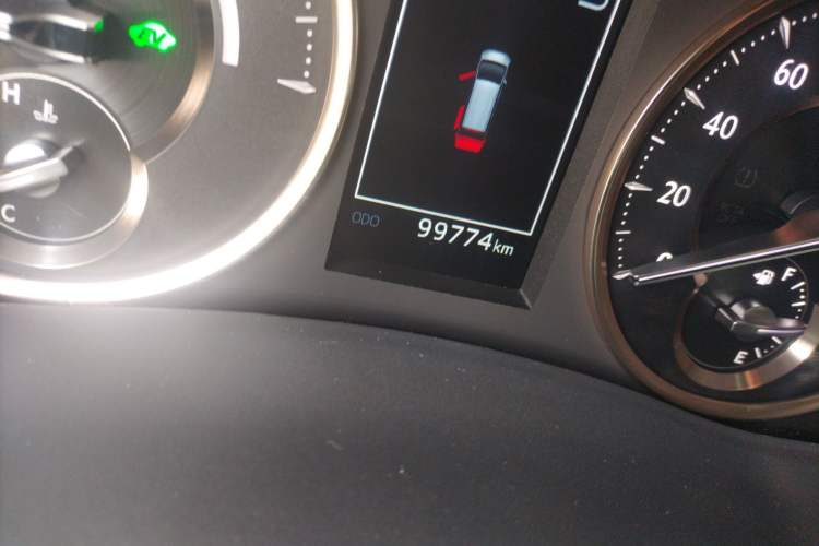 Used Lexus LM 2020 300h Four-Seat Grand Edition Odometer Close Up