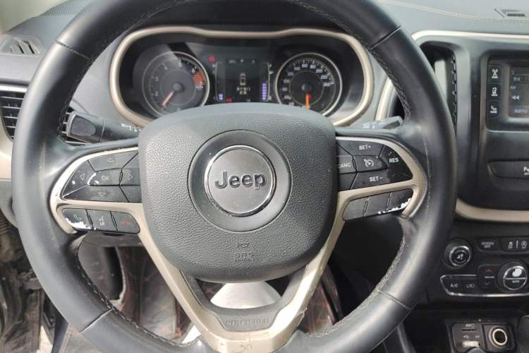 Used Jeep Cherokee 2016 2.4L Leading Edition
