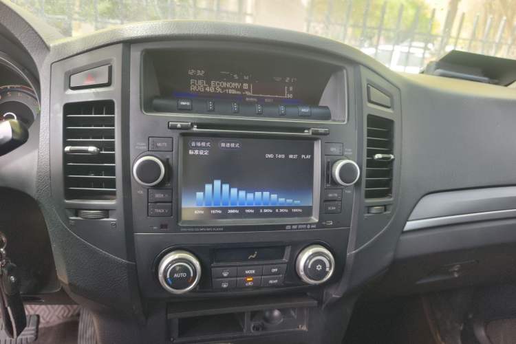 Used Mitsubishi Pajero 2011 3.0L Elite Edition Audio And AC Panel