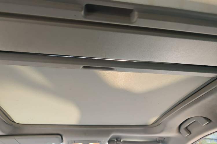 Used Renault Koleos 2010 2.5L Two-Wheel-Drive Luxury Version Headliner