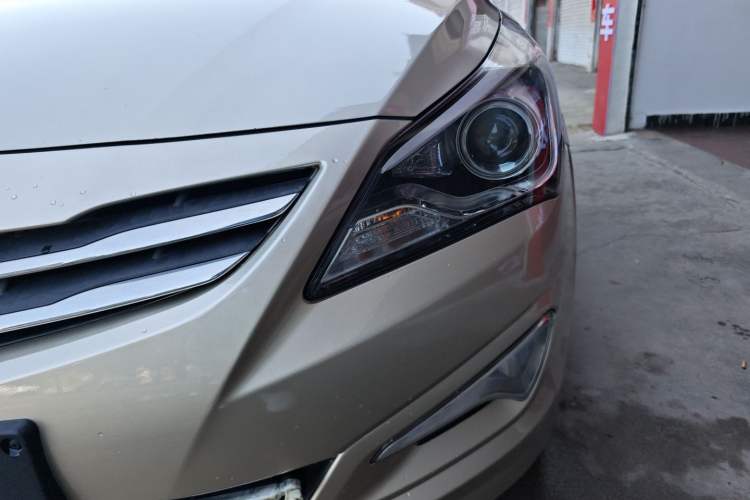 Used Hyundai Verna (older generation) 2014 1.4L Automatic Leading-Edge GLX Left Front Headlight