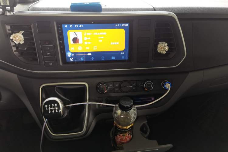 Used SAIC MAXUS Xintu V80 2021 2.0T PLUS Manual City Edition Short Wheelbase Ultra-Low Roof—7/8/9-Seater Audio And AC Panel