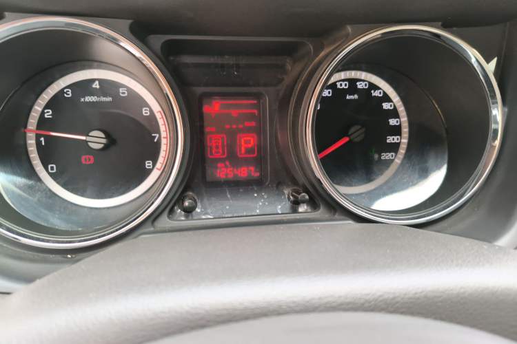 Used Dongfeng Aeolus A60 2014 1.6L Automatic Prestige Model Odometer Close Up