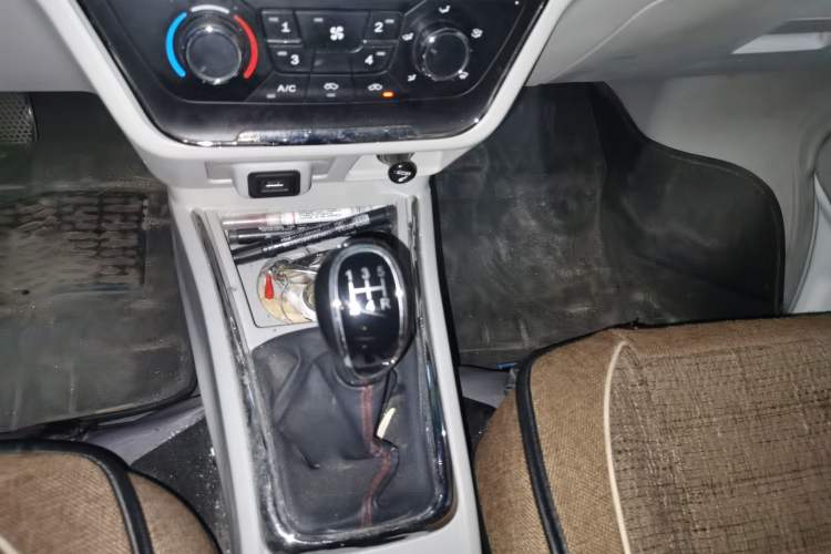 Used Jinbei New Hiace S 2023 1.5L Wealth Edition Van 2/5-Seater Air-Conditioned Model SWC15M
