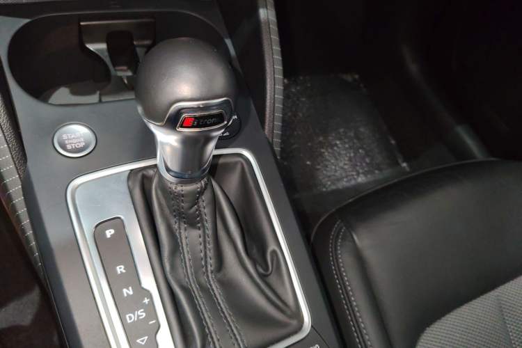 Used Audi Q2L 2021 35 TFSI Fashionable and Elegant Model Gear Lever