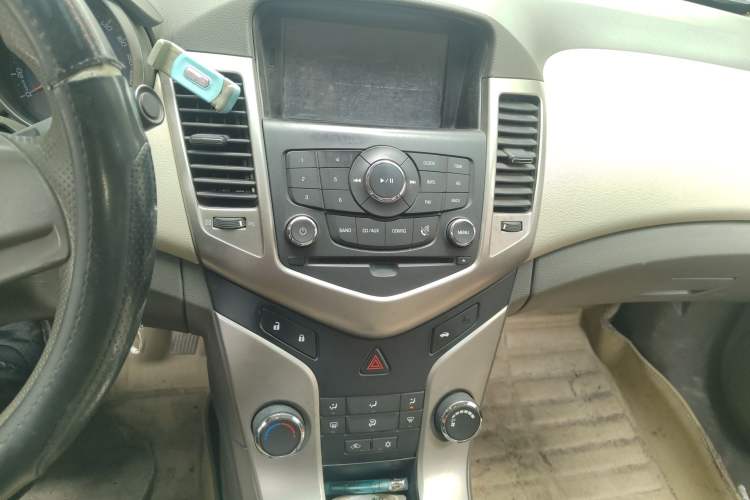 Used Chevrolet Cruze 2015 1.5L Classic SL MT Audio And AC Panel