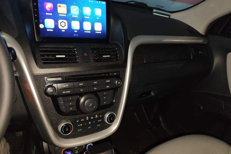 Used Bestune X80 2013 2.0L automatic luxury version Audio And AC Panel