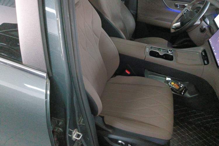 Used Fengyun T8 2025 1.5T 130km Deluxe Version 5 Seats Right Front Seat