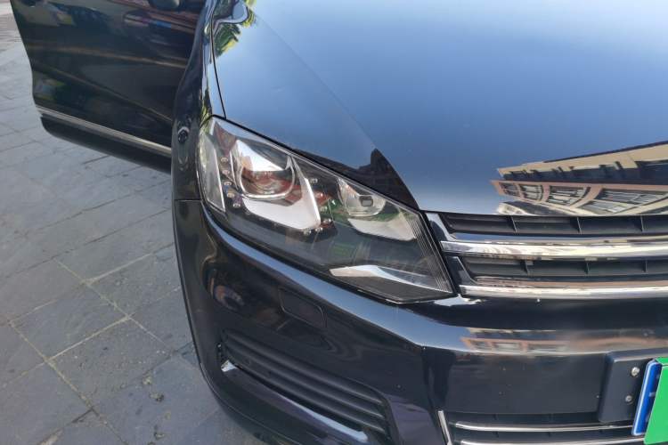 Used Volkswagen Touareg 2011 3.0 TSI High-End Version Right Front Headlight