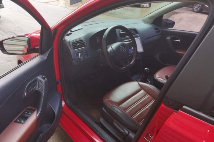 Used Volkswagen Polo 2016 1.4L Manual Fashion Model Driver Seat