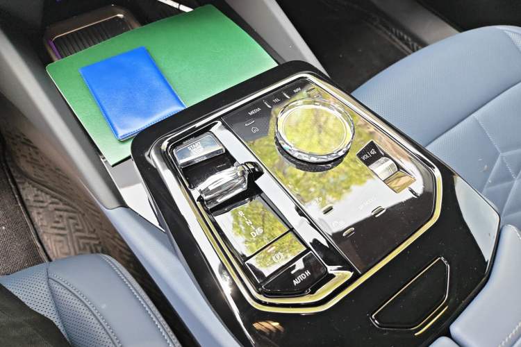 Used BMW 5 Series 2024 530Li Luxury Edition M Sport Package Gear Lever