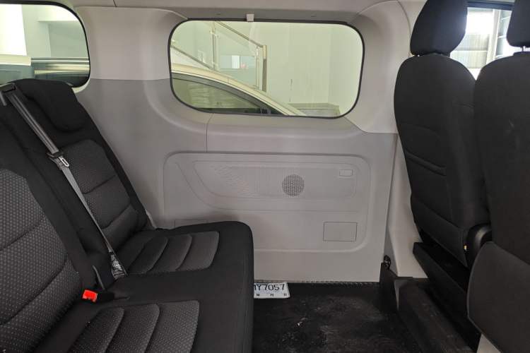 Used SAIC MAXUS Xintu V70 2023 2.0T Elite Edition Automatic Short Wheelbase Low Roof – 5/6 Seats
