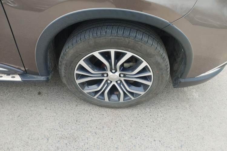 Used Mitsubishi Outlander 2018 2.4L 4x4 Elite Edition 5 Seats Right Front Wheel Hub