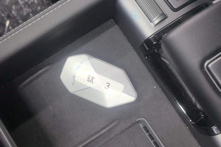 Used Formula Leopard Titanium 3 2025 501KM All-Wheel Drive Intelligent Driving Ultra Version Interior 1