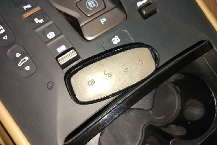 Used Denza D9 2022 EV 600 Four-Wheel Drive Prestige Model
