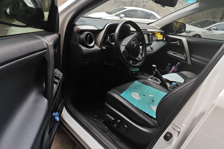 Used Toyota RAV4 2016 2.0L CVT Two-Wheel Drive Smart Edition China V Standard Driver Seat