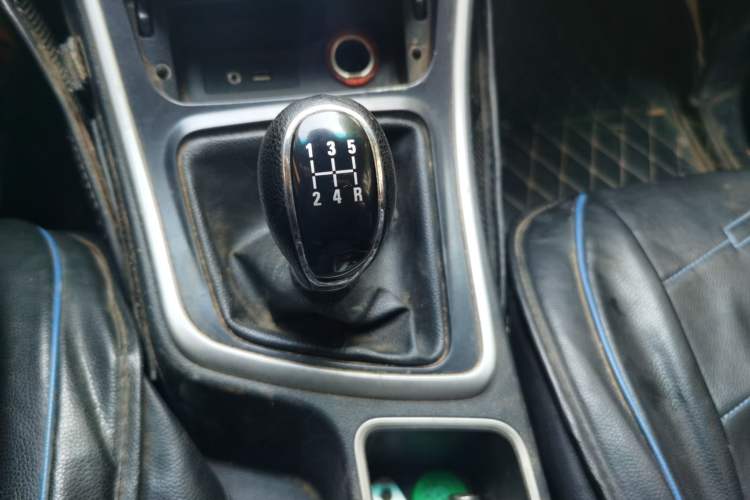 Used Baojun 560 2015 1.8L manual Comfort trim level Gear Lever