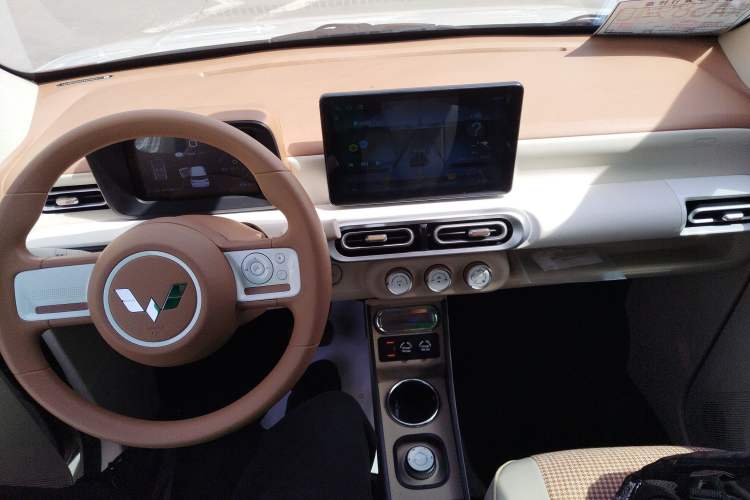 Used Wuling Hongguang MINIEV 2024 3rd Generation 215km Youth Edition Center Console