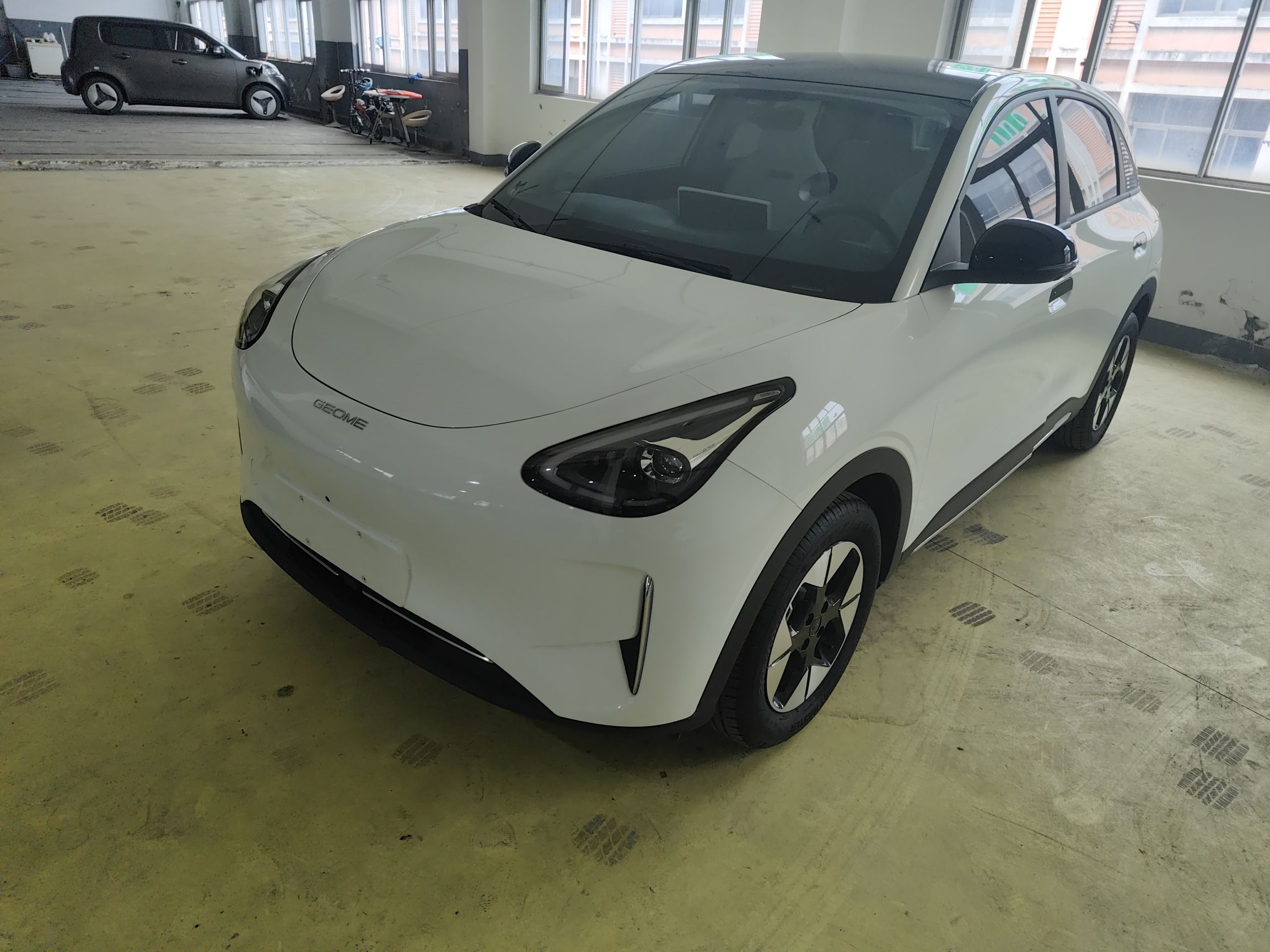 تحت مقدمة السيارة