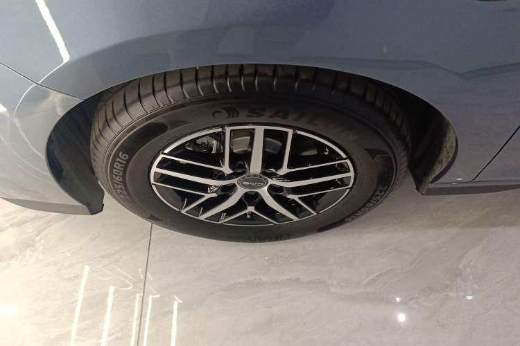 Used BYD Seal 05 DM-i 2025 DM-i Intelligent Drive 120KM Flagship Model Left Front Wheel Hub