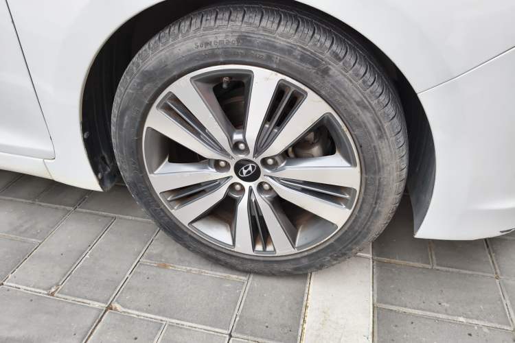 Used Hyundai Mistra 2014 1.8L Automatic Deluxe DLX Model Right Front Wheel Hub