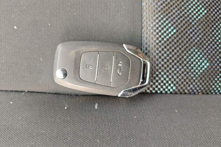 Used SAIC MAXUS Xintu V80 2025 PRO Aoyuntong 2.0T Automatic Long-Wheelbase Mid-Roof Model with 6/7/8/9 Seats
