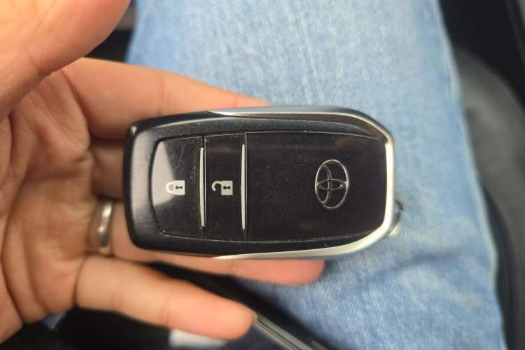 Used Toyota RAV4 2016 2.0L CVT Two-Wheel Drive Fashion Edition China V Standard Vehicle Key