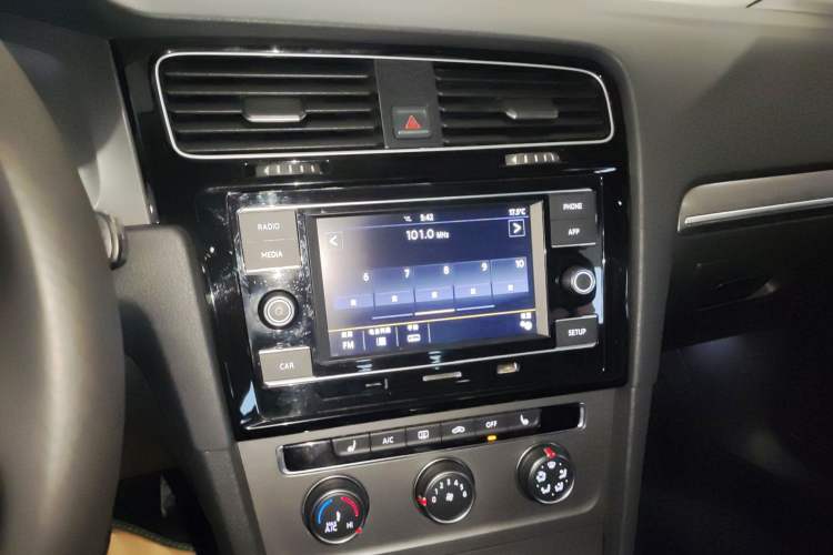 Used Volkswagen Golf 2016 230TSI Automatic Luxury Version Audio And AC Panel