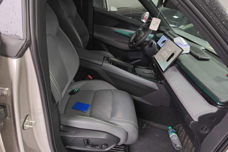 Used Lynk & Co 08 EM-P 2023 120km Long-Range Pro Right Front Seat