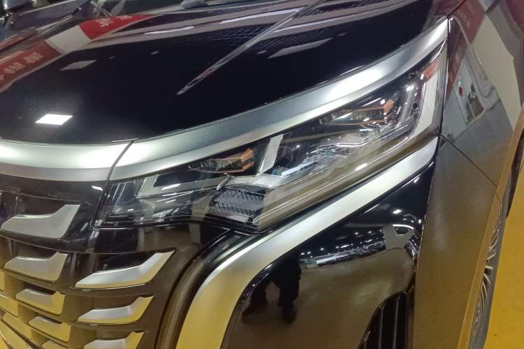 Used Denza D9 2025 DM-i Intelligent Drive 1020 Four-Wheel Drive Flagship Model
