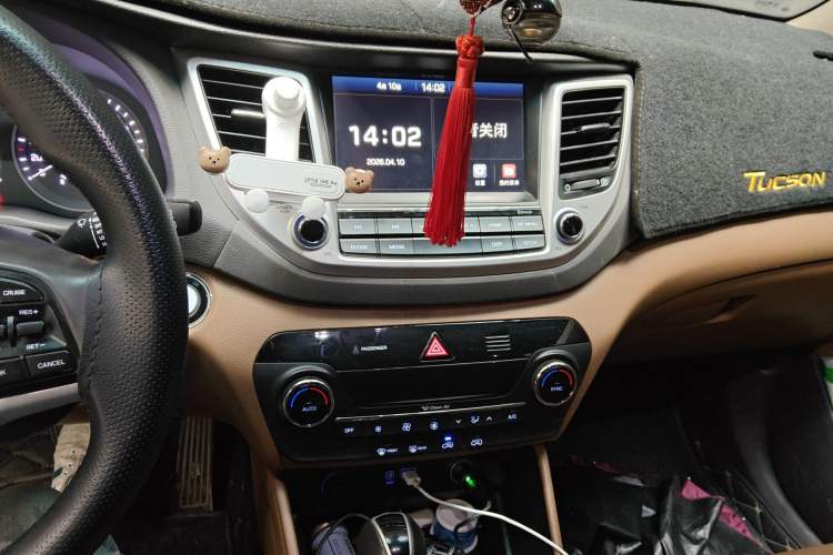 Used Hyundai Tucson 2015 1.6T Dual-Clutch Two-Wheel-Drive Leading Model Odometer Close Up