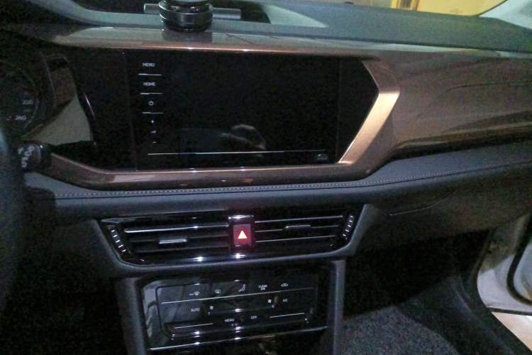 Used Volkswagen Tharu 2021 280TSI Two-Wheel Drive Comfort Edition Audio And AC Panel