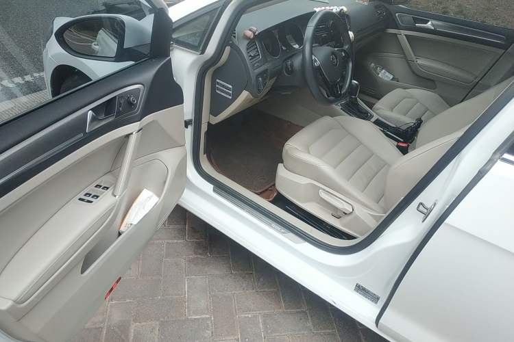 Used Volkswagen Golf 2014 1.4TSI Automatic Luxury Model
