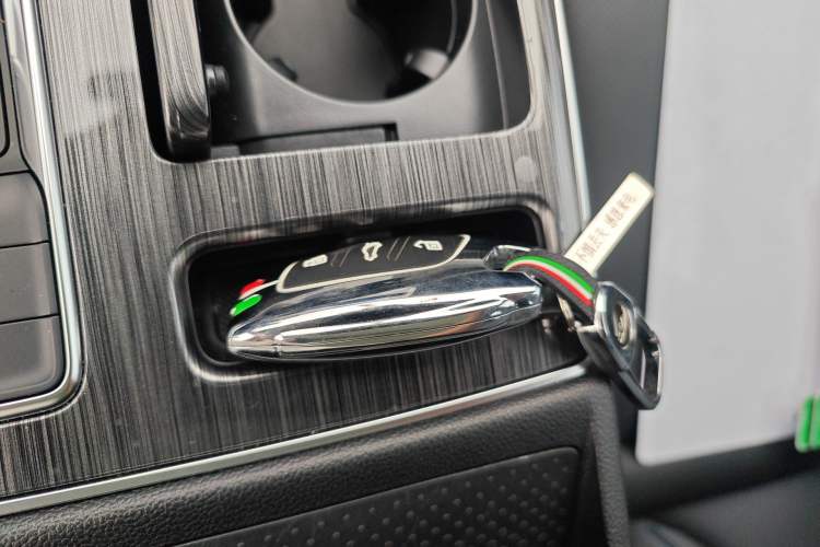 Used Roewe RX5 2025 PLUS 330TGI Automatic Trendsetting Smart Edition
