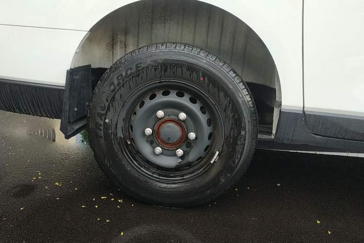 Used SAIC MAXUS Xintu V70 2023 2.0T Elite Edition Automatic Short Wheelbase Low Roof – 5/6 Seats