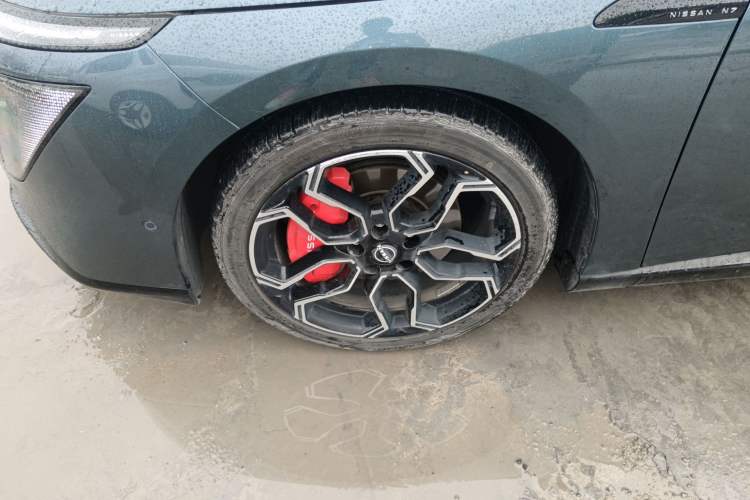 Used Nissan N7 2025 625 Max Left Front Wheel Hub