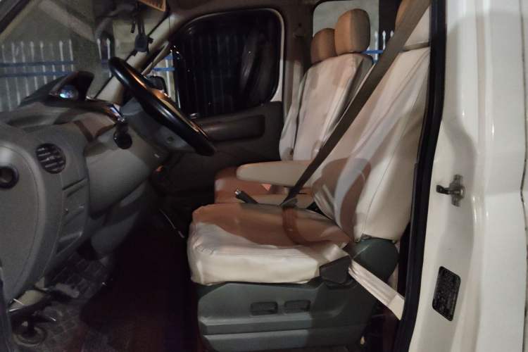 Used SAIC MAXUS Xintu V80 2014 2.5T Aotuntong Short Wheelbase Mid-Roof Model