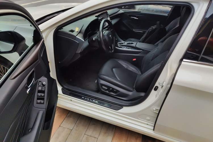 Used Toyota Avalon 2019 2.5L Touring Premium Version China VI Standard Driver Seat