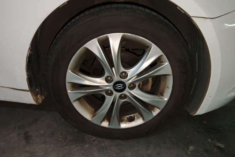 Used Hyundai Sonata 2011 2.0L Automatic Prestige Edition Right Front Wheel Hub