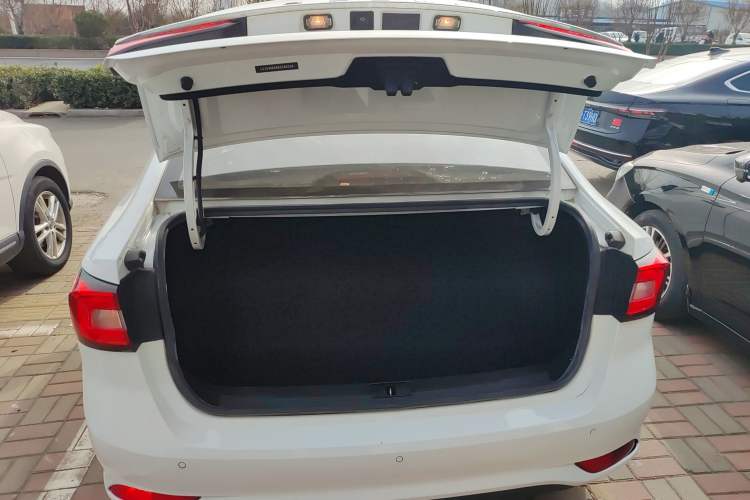 Used Roewe i5 2020 1.5L Manual 4G Connect Leehao Flagship Edition Trunk