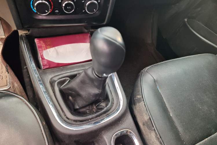 Used Jinbei Gold Hiace 2023 1.5L Passenger Van Travel Lion 5/6/7-Seater with Central Air Conditioning Gear Lever