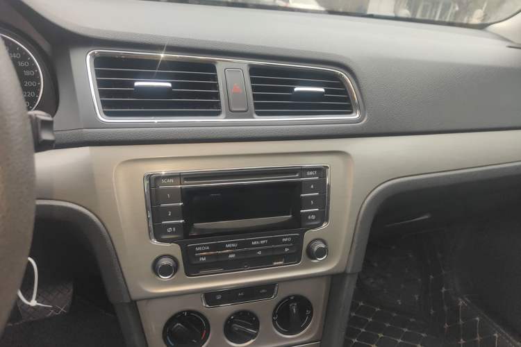 Used Volkswagen Lavida 2013 Revised Version 1.4 TSI DSG Comfort Edition Audio And AC Panel